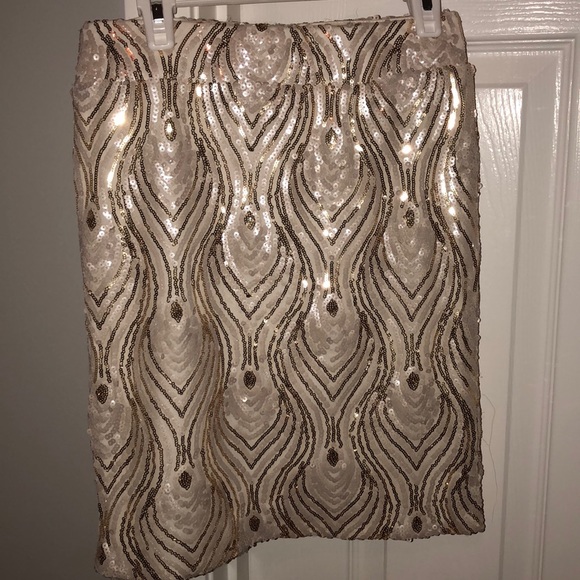 Gorgeous shimmery skirt from Windsor - Picture 2 of 3